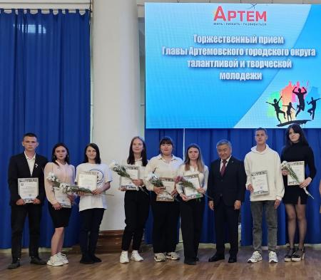 Поощрения, грамоты и благодарности накануне Дня молодежи получили порядка 100 молодых жителей Артема